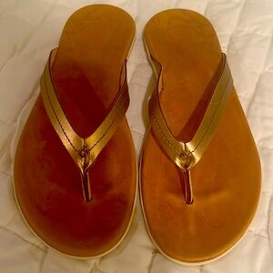 OluKai Bronze leather strap thongs, never worn. Size 7.